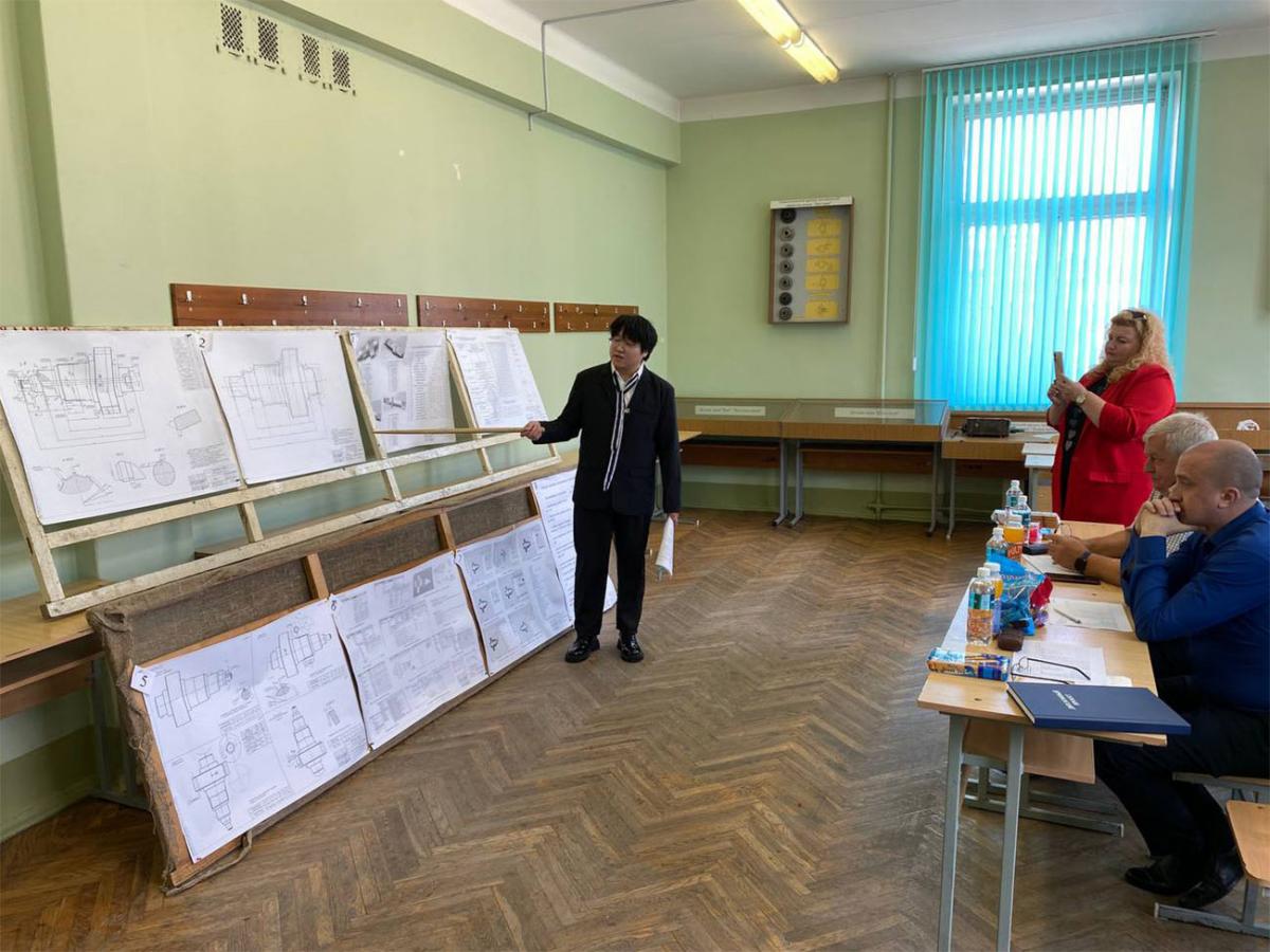 Джао Линьбо представляет к защите дипломную работу